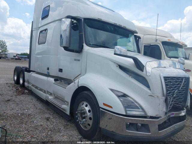  Salvage Volvo Vnl