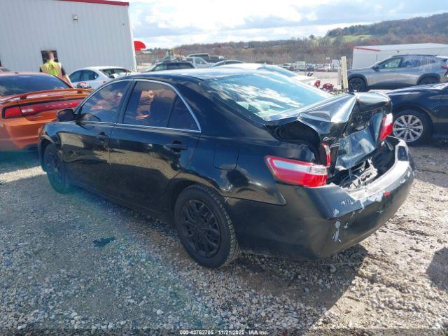 Toyota Camry Le Image 4