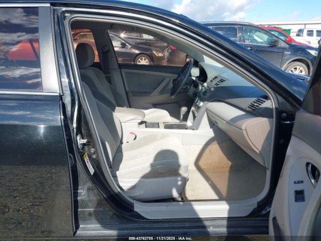 Toyota Camry Le Image 5