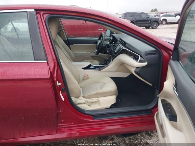 Toyota Camry Le Image 16