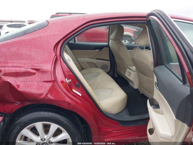 Toyota Camry Le Image 8