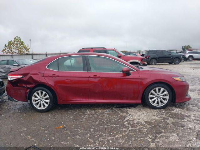 Toyota Camry Le Image 12