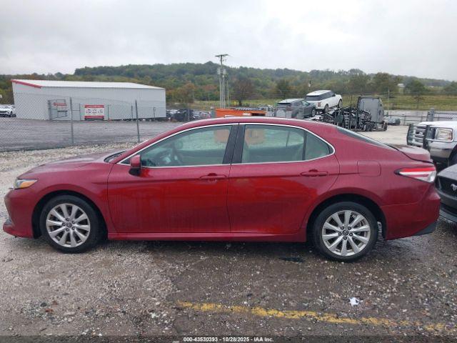 Toyota Camry Le Image 9