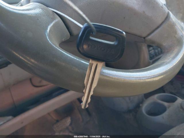 Toyota ECHO Image 10