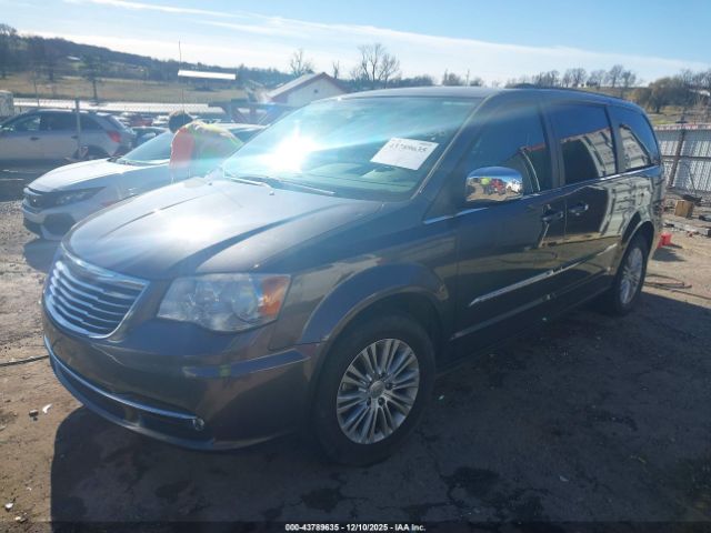 Chrysler Town & Country Touring-l Image 6