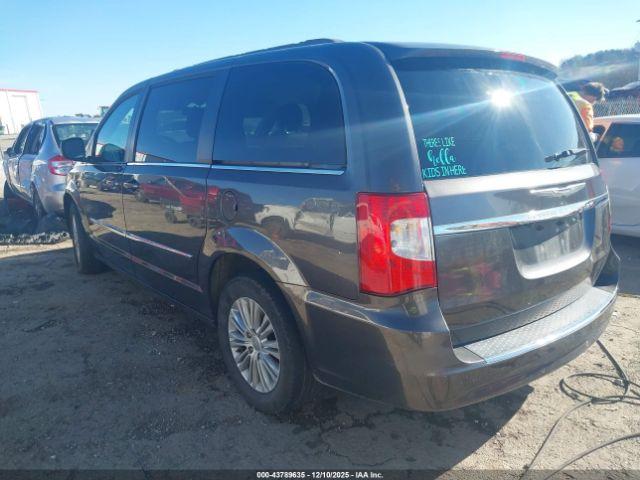 Chrysler Town & Country Touring-l Image 4