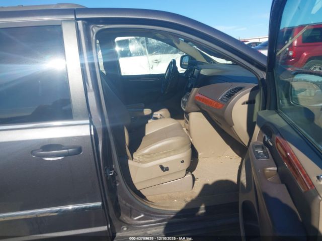 Chrysler Town & Country Touring-l Image 3