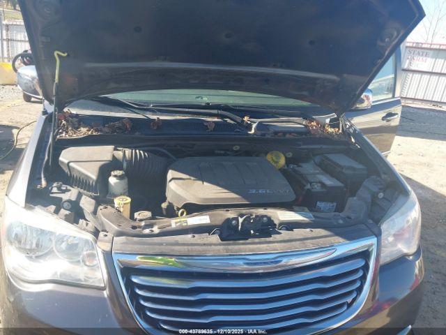 Chrysler Town & Country Touring-l Image 16