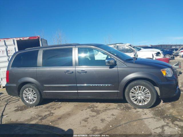 Chrysler Town & Country Touring-l Image 11