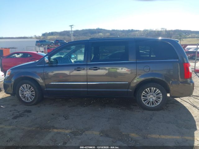 Chrysler Town & Country Touring-l Image 13