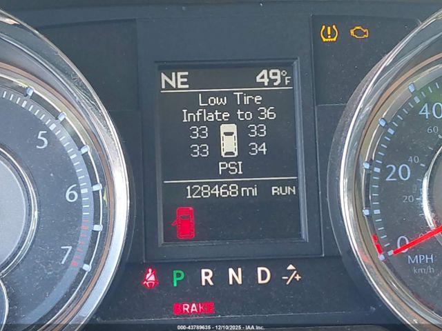 Chrysler Town & Country Touring-l Image 9