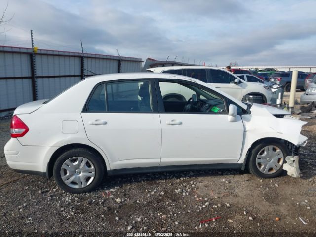 Nissan Versa 1.8s Image 14