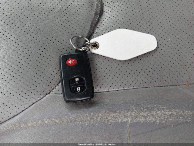 Toyota RAV4 Limited Image 8